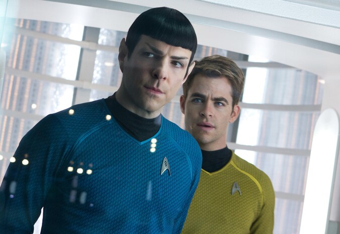 Een beeld uit Star Trek Into Darkenss. Links Zachary Quinto als Spock, rechts Chris Pine als Kirk.