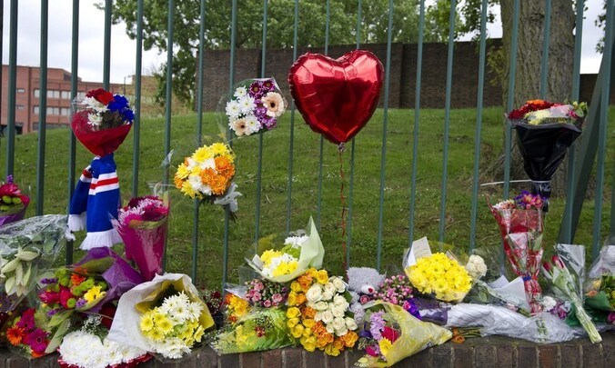 Bloemen en ballonnen bij de plek waar Lee Rigby is vermoord.