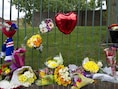 Bloemen en ballonnen bij de plek waar Lee Rigby is vermoord.