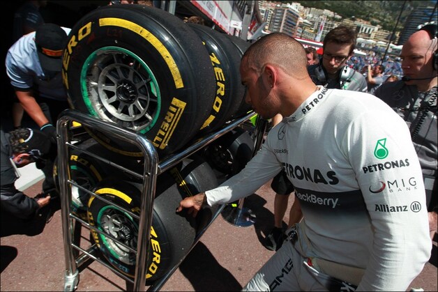 Samen gingen ze ook de banden van Mercedes inspecteren, want die problemen zijn behoorlijk frustrerend voor Hamilton.