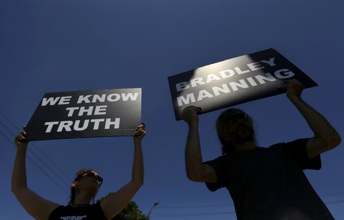 Betogers voor de vrijlating van Bradley Manning, zaterdag in Fort Meade, waar zijn rechtszaak dient.
