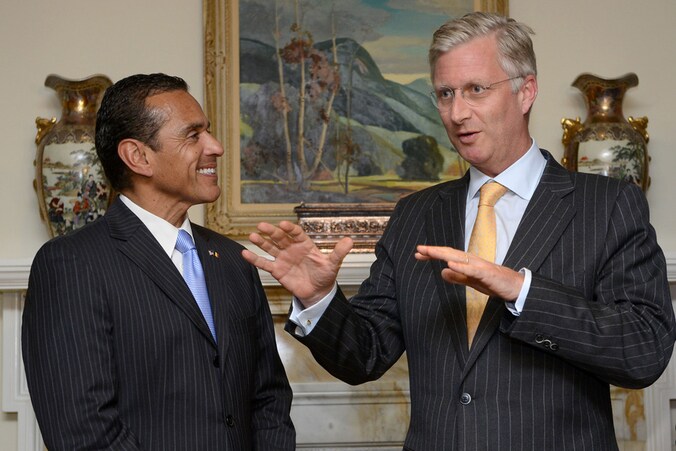 Prins Filip in gesprek met de burgemeester van Los Angeles, Antonio Villaraigosa.