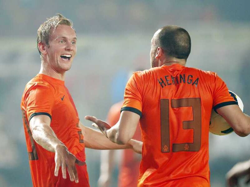 Siem de Jong (L) viert de 0-1 met John Heitinga tijdens de oefeninterland tussen Indonesie en Nederland.