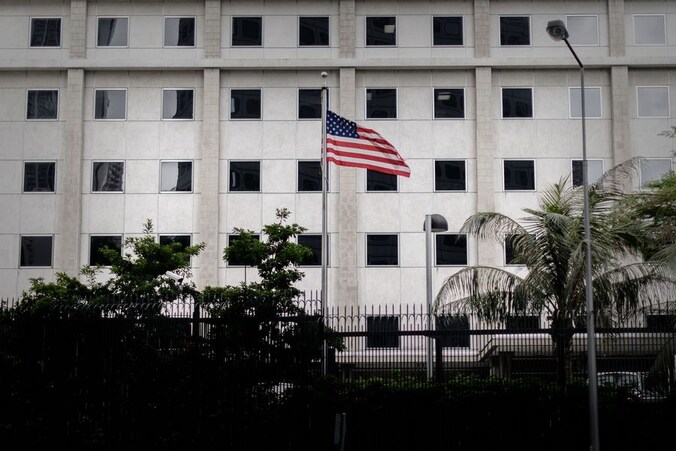 De amerikaanse vlag wappert voor het Amerikaanse consulaat in Hongkong