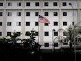 De amerikaanse vlag wappert voor het Amerikaanse consulaat in Hongkong