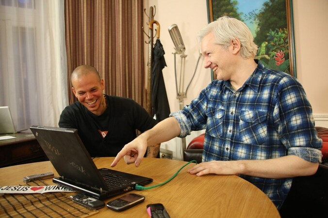 Julian Assange en Rene Perez Joglar in de Ecuadoraanse ambassade.