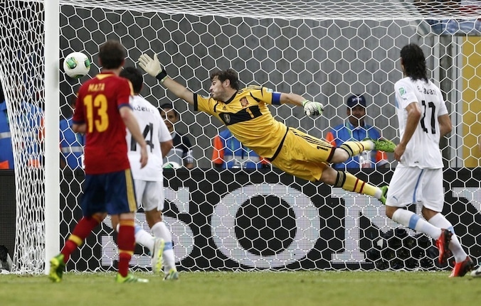 De Spaanse doelman Casillas ziet Suárez' vrije trap in de 88ste minuut in de hoek belanden.