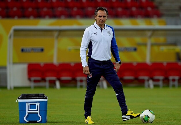 De Italiaanse bondscoach Prandelli dinsdag tijdens de training.