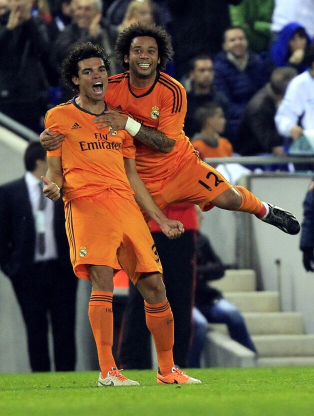 Marcelo feliciteert Pepe.