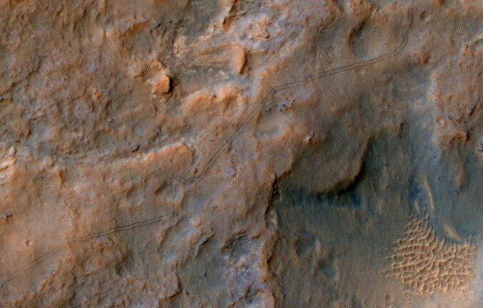 Sporen van ruimtewagentje Curiosity op Mars