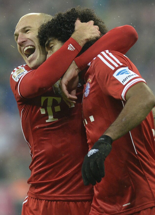 Robben scoorde twee minuten na zijn rentree en omhelst hier Dante, die de 4-0 inkopte.
