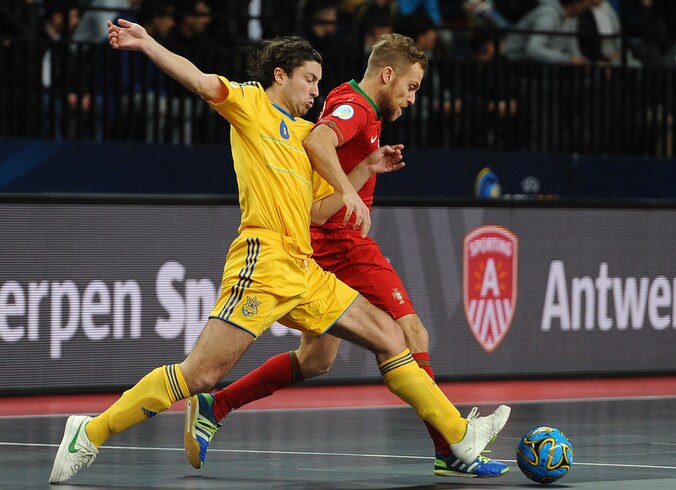Arnaldo Pereira (rood) en Yevgen Valenko vechten om de bal.
