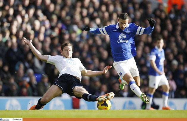 Klasse: Vertonghen houdt met een ultieme sliding Mirallas van de bal.