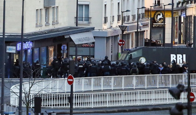 De politie bestormt de supermarkt in Parijs.