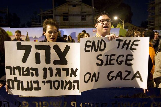 Israëlische vredesactivisten demonstreren in Tel Aviv tegen de bezetting van Gaza.