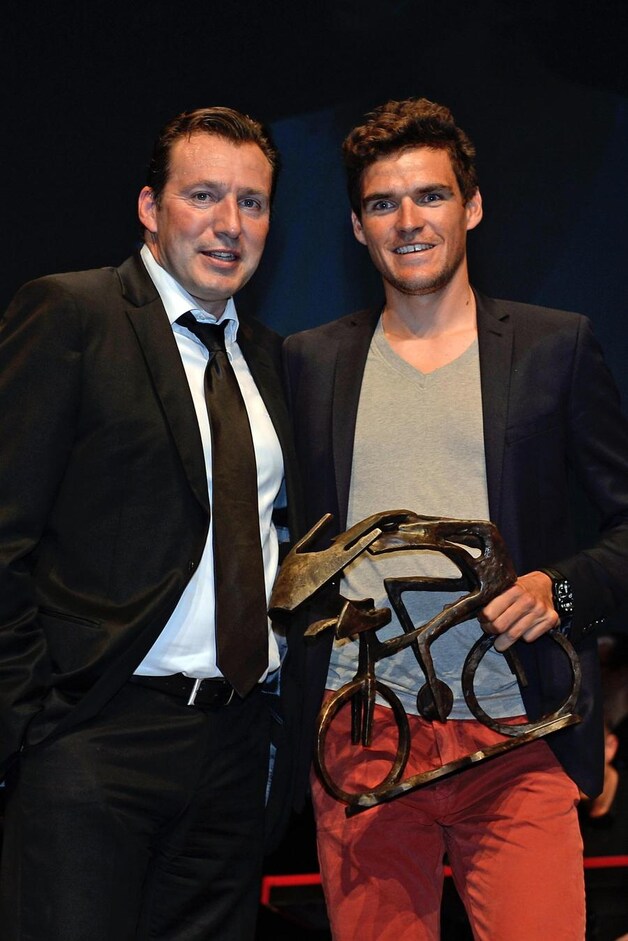 Van Avermaet kreeg de trofee uit handen van Marc Wilmots.