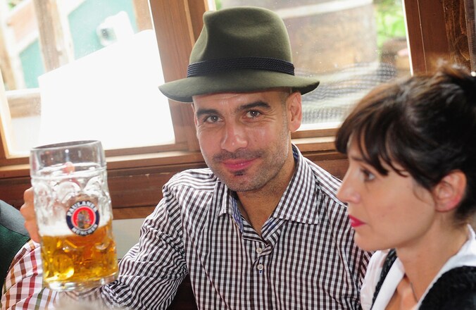 Bayern-coach Josep Guardiola en zijn vrouw Christina tijdens het Oktoberfest 2013 in München.