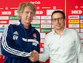 Gertjan Verbeek schudt de hand met Martin Bader, sportief directeur van Nürnberg.