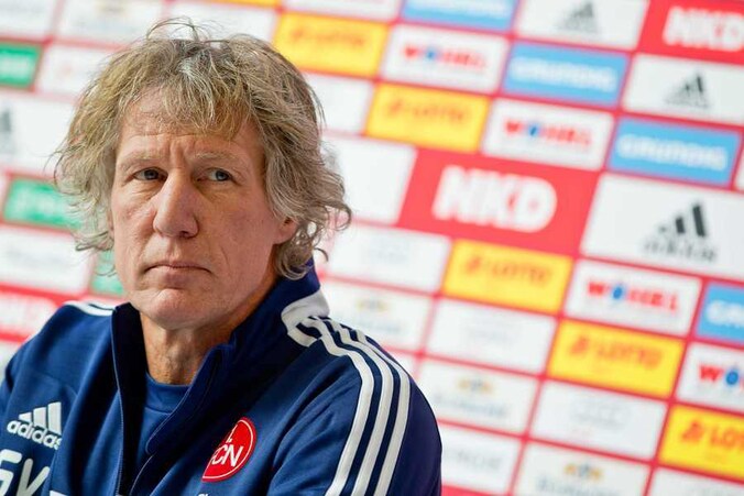 Gertjan Verbeek tijdens zijn eerste persconferentie als trainer van Nürnberg.
