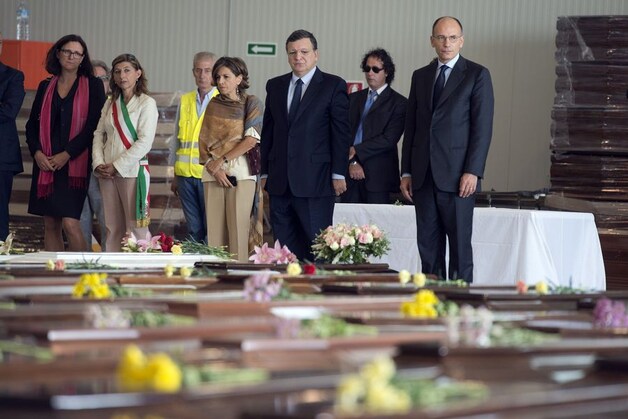 Commissievoorzitter Barroso bij de kisten van ruim 300 omgekomen asielzoekers nabij Lampedusa, eerder deze maand.