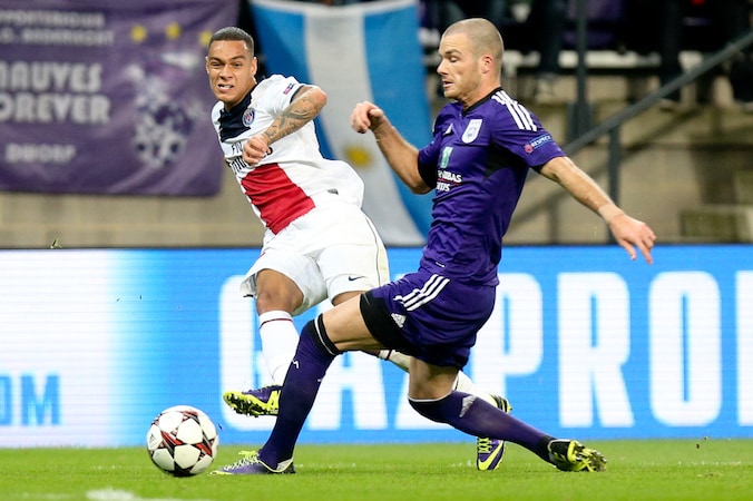 Nuytinck kan de assist van Van der Wiel niet verhinderen.
