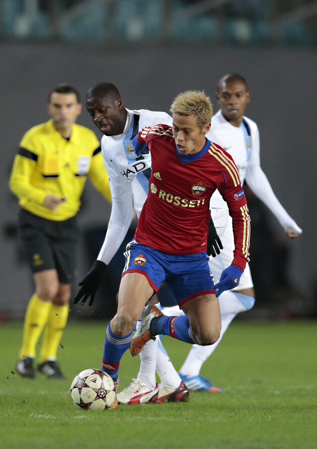 Yaya Touré in duel met Keisuke Honda.