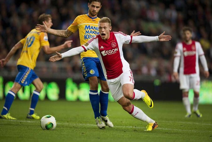 Van Hoevelen in duel met Viktor Fischer.