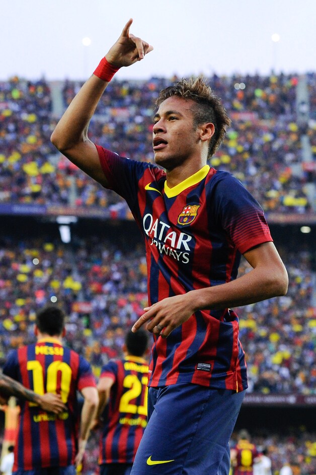 Neymar viert de vroege 1-0.
