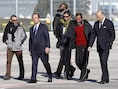 De Franse president en dienst minister van Buitenlandse Zaken samen met de vier vrijgelaten gijzelaars op de militaire luchthaven Villacoublay, buiten Parijs.