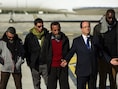 President Hollande hield een welkomstspeech voor de vrijgelaten gijzelaars die bij hem staan, eergisteren op een militair vliegveld even buiten Parijs. Marine Le Pen heeft gezegd dat ze verbaasd was over de baard en de kleding van de mannen. .