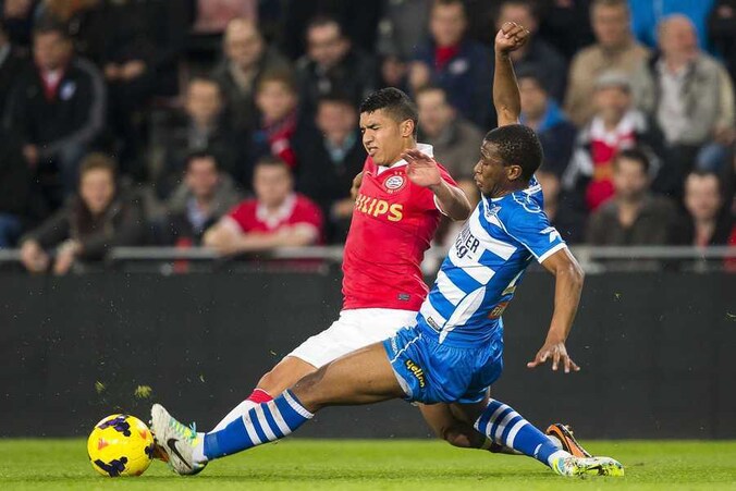 Zakaria Bakkali (links) in actie tegen PEC Zwolle.