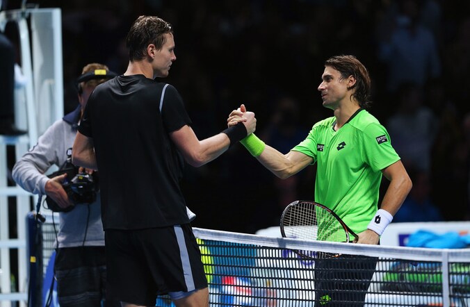 Berdych (L) schudt Ferrer de hand.