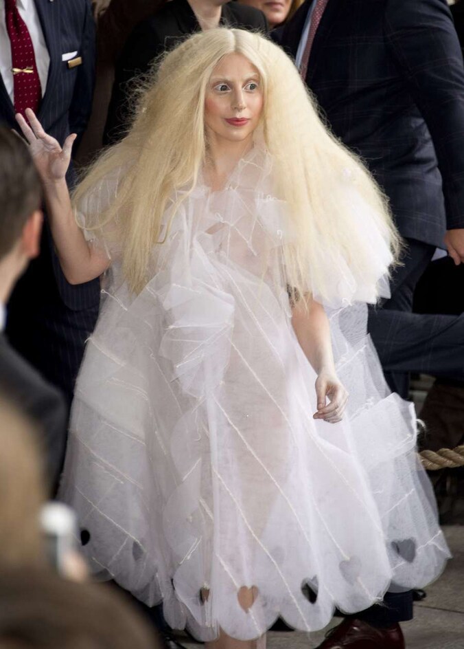 Lady Gaga verlaat het Ritz hotel in Berlijn.