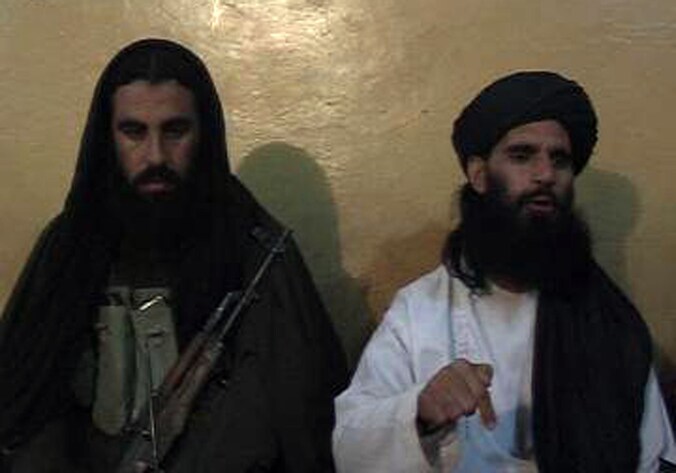 Leden van Tehreek-e-Taliban kondigen op een persconferentie de nieuwe leider Fazlullah aan.