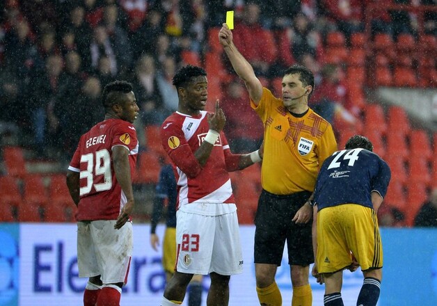 Ezekiel mocht na een smerige overtreding toch op het veld blijven staanl