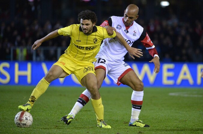 Hossam Ghaly houdt hier Marvin Ogunjimi van OHL af.