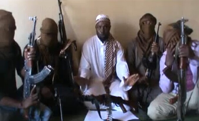 Boko Haram-leider Abubakar Shekau omringd door strijders, een still uit een in april vorig jaar geplaatste video op YouTube.