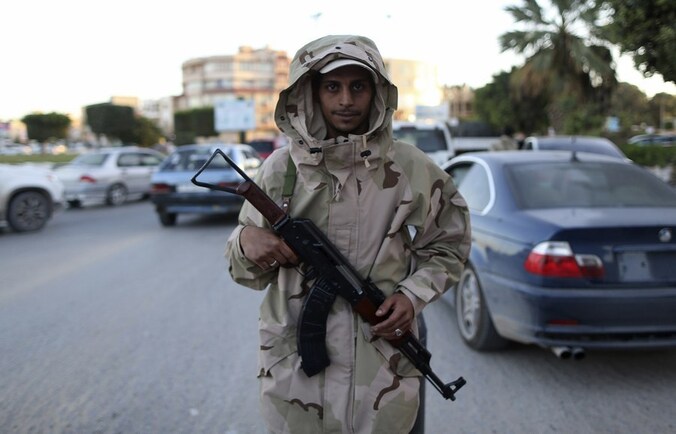 Een soldaat van het Libische leger gisteren in Benghazi.