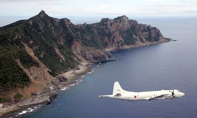 Een patrouillevliegtuig van de Japanse marine vliegt boven de Senkakueilanden.