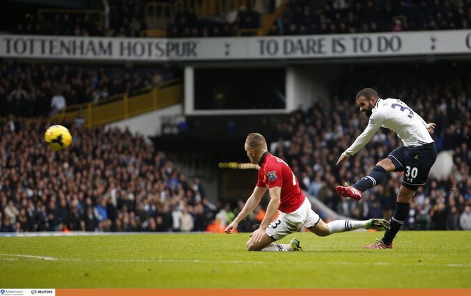 Sandro haalt machtig uit voor de 2-1 in de kruising. Het feestje van Tottenham zou echter niet lang duren.