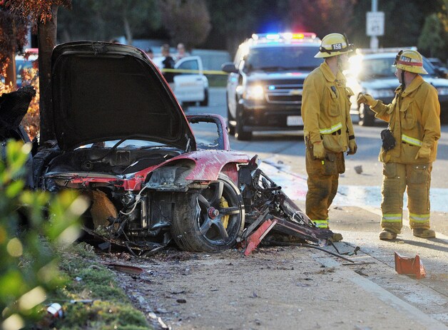 Brandweerlieden bij het wrak waarin Paul Walker en een vriend om het leven kwamen. Foto The Santa Clarita Valley Signal, Dan Watson