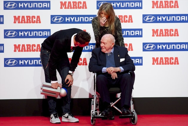 Cristiano met de Alfredo di Stefano award, die de beste speler van de Spaanse competitie bekroont, en de Argentijnse legende van Real Madrid naast hem.