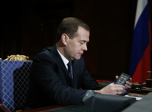De Russische premier Dmitri Medvedev heeft alvast een Yotaphone cadeau gekregen.