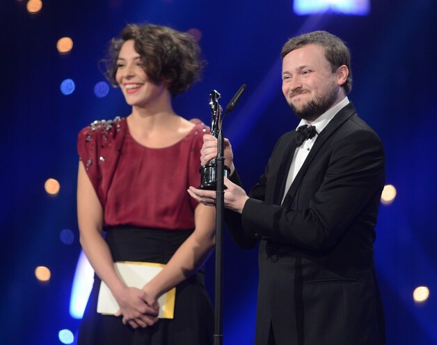Regisseur Tom Van Avermaet ontvangt de award van de Italiaanse actrice Jasmine Trinka