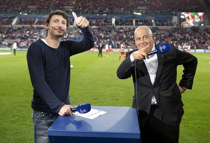 Mark van Bommel (links) als voetbalanalist bij de NOS>