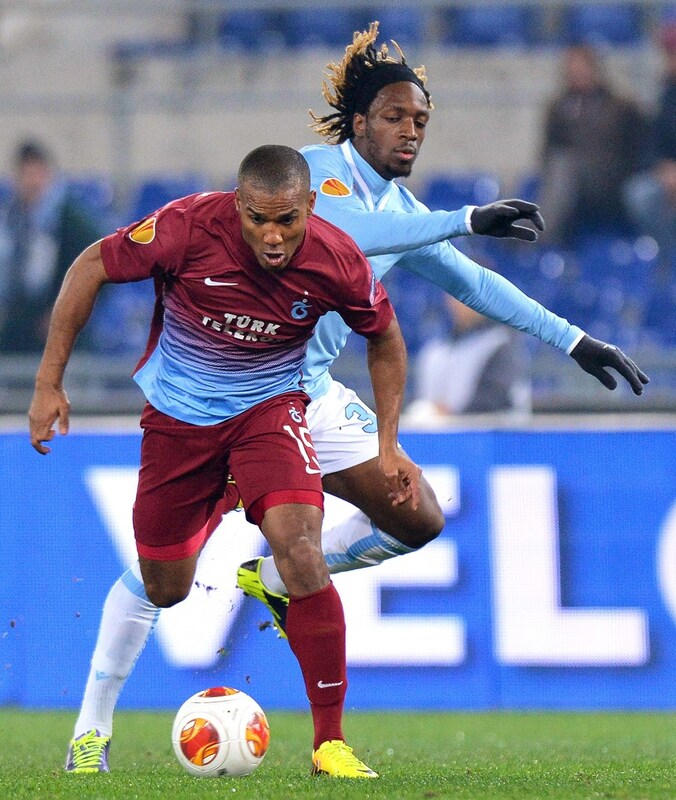 Luis Pedro Cavanda, rechts, in duel met Florent Malouda.
