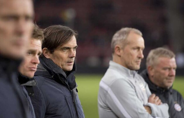De belaagde trainer Cocu kijkt heel sip.