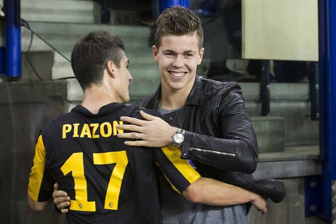 Man van de wedstrijd Lucas Piazon viert een treffer met oud-Vitessenaar Marco van Ginkel.