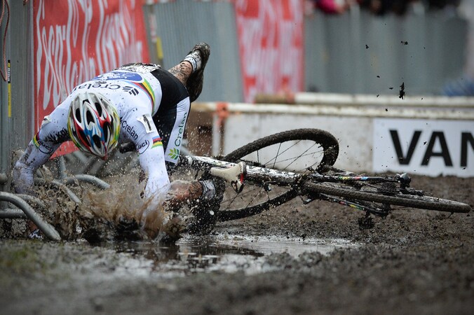 Koploper Sven Nys smakte zwaar in het slijk aan de balken.
