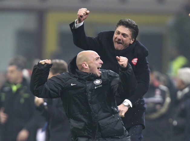 De gewisselde Cambiasso en Intercoach Mazzarri uit de bol na de late zege.